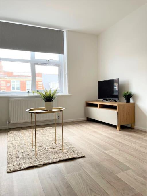 Central, Bright & Spacious Apartment - Parking Included Bournemouth Eksteriør billede