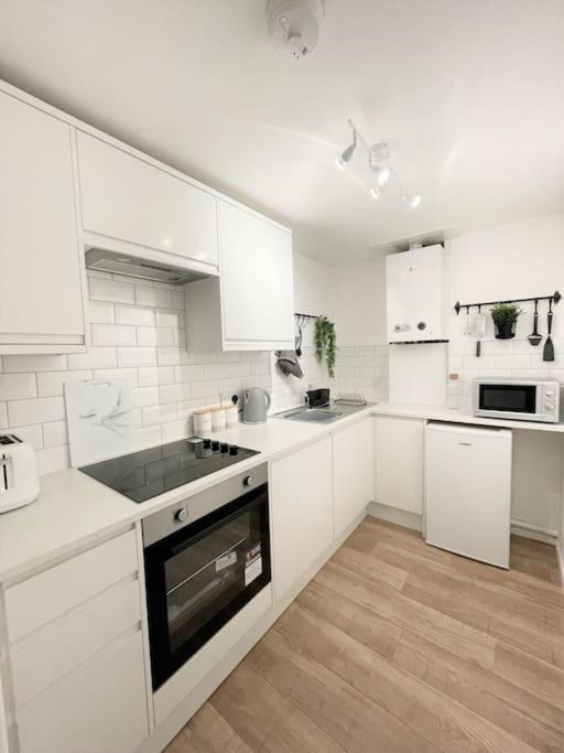 Central, Bright & Spacious Apartment - Parking Included Bournemouth Eksteriør billede