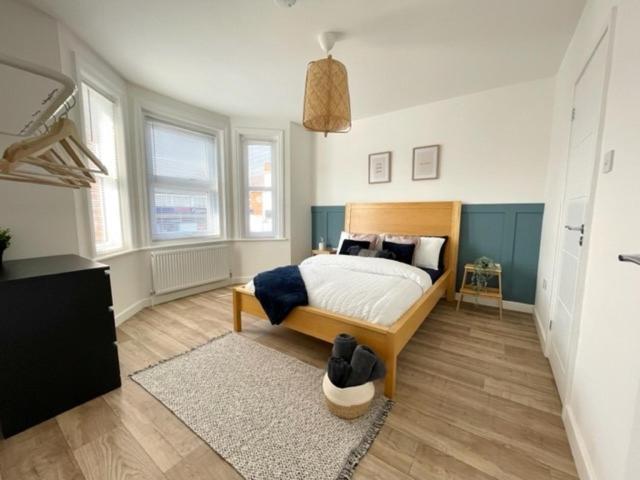 Central, Bright & Spacious Apartment - Parking Included Bournemouth Eksteriør billede